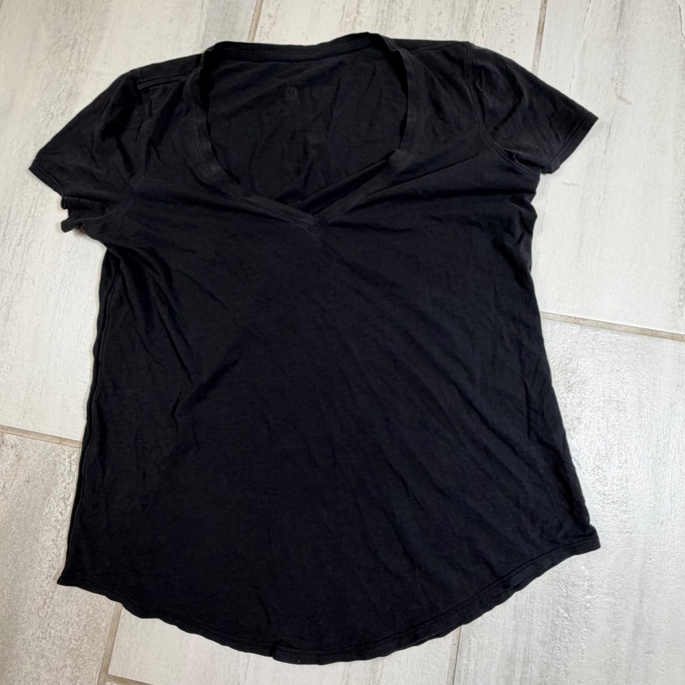 Lululemon‎ Love Tee V-Neck Short Sleeve Shirt Black Curved Hem Activewear Top